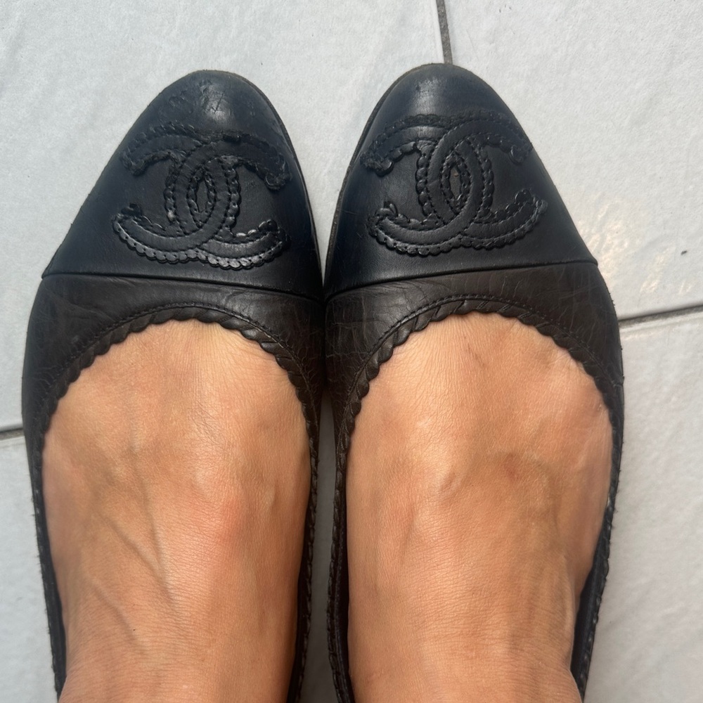 Chanel Black Leather Flats with Logo Detail - Picture 4 of 4